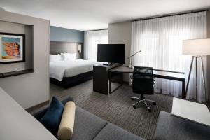 una camera d'albergo con letto e scrivania con computer di Residence Inn by Marriott Arvada Denver West ad Arvada