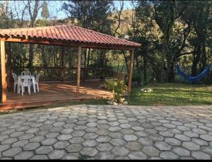 Taman di luar Pousada Uai vem ser feliz