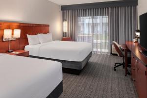 Postel nebo postele na pokoji v ubytování Courtyard by Marriott Chicago Waukegan / Gurnee