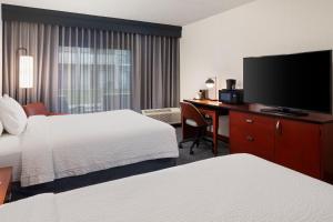 Postel nebo postele na pokoji v ubytování Courtyard by Marriott Chicago Waukegan / Gurnee