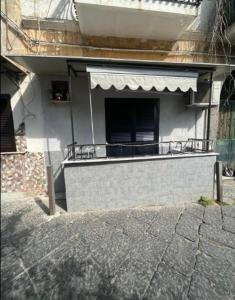 ein Gebäude mit einem Balkon auf der Seite in der Unterkunft Casa sul muretto in Neapel