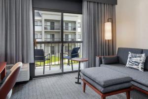 Posezení v ubytování Courtyard by Marriott Chicago Waukegan / Gurnee