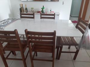 舊巴拉的住宿－Apartamento 2 quartos com Ar，餐桌、两把椅子和一张白色桌子