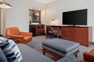 TV a/nebo společenská místnost v ubytování Courtyard by Marriott Chicago Waukegan / Gurnee