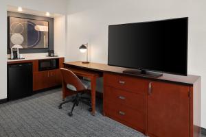 TV a/nebo společenská místnost v ubytování Courtyard by Marriott Chicago Waukegan / Gurnee