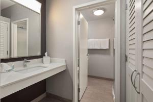 Koupelna v ubytování Courtyard by Marriott Chicago Waukegan / Gurnee