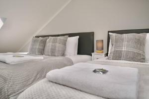 two beds sitting next to each other in a bedroom at Dane Duplex Studio 8 – Coventry in Coventry