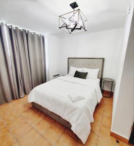 A bed or beds in a room at 3 Bedroom Luxury Apartment in San Juan