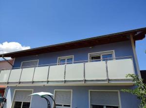 a blue building with a balcony on top of it at 4 Zimmer Wohnung im 1. Stock in Traunreut