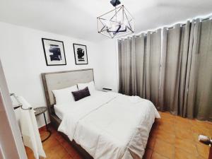 A bed or beds in a room at 3 Bedroom Luxury Apartment in San Juan