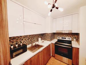 A kitchen or kitchenette at 3 Bedroom Luxury Apartment in San Juan