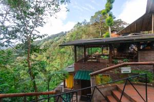 un complexe avec vue sur les montagnes dans l'établissement Bellavista Cloud Forest Lodge & Private Protected Area, à Tandayapa