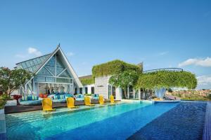 einen Pool im Resort in der Unterkunft Aloft Bali Seminyak in Seminyak