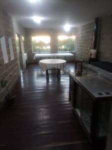 cocina con mesa en el centro de una habitación en Posada el antiguo refugio en Potrero de los Funes