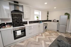 O bucătărie sau chicinetă la Dane Apartment 11 – Coventry