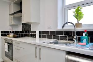 O bucătărie sau chicinetă la Dane Apartment 11 – Coventry
