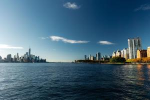 Une grande masse d'eau avec une ville en arrière-plan dans l'établissement W Hoboken, à Hoboken