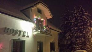 een gebouw met een balkon met kerstverlichting bij Mama's House in Cerklje na Gorenjskem