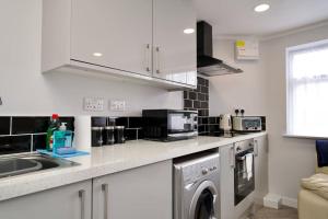 Kuchnia lub aneks kuchenny w obiekcie Dane Apartment 12 – Coventry