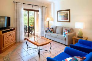 ein Wohnzimmer mit einem Sofa und einem Tisch in der Unterkunft Marriott’s Club Son Antem in Llucmajor