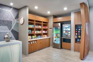 un negozio di alimentari con frigorifero e orologio di SpringHill Suites by Marriott Phoenix Scottsdale a Scottsdale