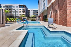 einen Pool mit einem Stuhl in einem Gebäude in der Unterkunft SpringHill Suites by Marriott Phoenix Scottsdale in Scottsdale