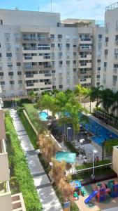 an aerial view of the pool at a resort at Excelente apartamento a 5 minutos da praia e shopping in Rio de Janeiro