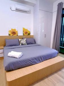 - une chambre avec un grand lit et une couverture bleue dans l'établissement Luxury Condo in Johor Bahru, Kempas, Setia Tropika, with Smart TV, à Johor Bahru