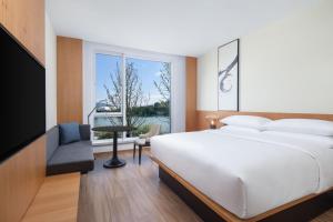 Ein Bett oder Betten in einem Zimmer der Unterkunft Fairfield by Marriott Hangzhou Qiandao Lake