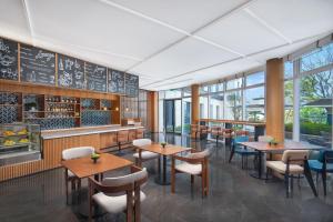 Ein Restaurant oder anderes Speiselokal in der Unterkunft Fairfield by Marriott Hangzhou Qiandao Lake 