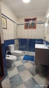 uma casa de banho com 2 WC, um chuveiro e um lavatório. em CASA TEJERA II em Las Palmas de Gran Canárias