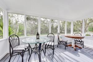 - une salle à manger avec une table, des chaises et des fenêtres dans l'établissement Dtwn St Marys Home Near Waterfront Pets Welcome!, à Saint Marys