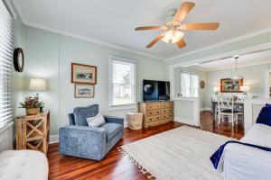 una camera da letto con ventilatore a soffitto e un soggiorno di Dtwn St Marys Home Near Waterfront Pets Welcome! a Saint Marys