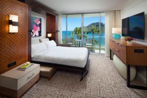 Postel nebo postele na pokoji v ubytování Marriott's Kaua'i Beach Club