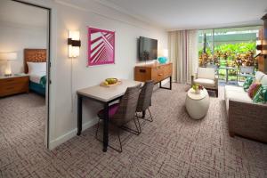 TV a/nebo společenská místnost v ubytování Marriott's Kaua'i Beach Club