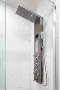 La salle de bains blanche est pourvue d'une douche. dans l'établissement Grand Galvez Resort, Autograph Collection, à Galveston