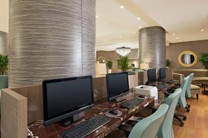 una sala de conferencias con una mesa larga con ordenadores. en Sheraton Grand Rio Hotel & Resort en Río de Janeiro