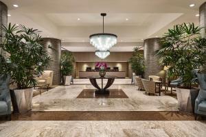 eine Lobby mit einem Tisch und Topfpflanzen in der Unterkunft Sheraton Grand Rio Hotel & Resort in Rio de Janeiro