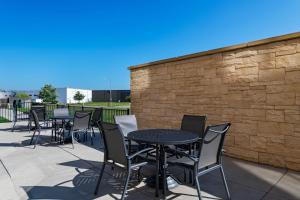 una fila di tavoli e sedie su un patio di Fairfield Inn & Suites by Marriott Lincoln Airport a Lincoln