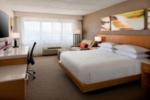Postel nebo postele na pokoji v ubytování Delta Hotels by Marriott Utica