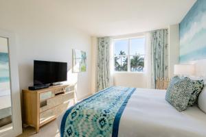 1 dormitorio con 1 cama, TV y ventana en Marriott Vacation Club®, South Beach   , en Miami Beach
