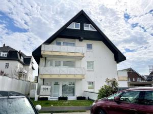 una casa blanca con techo negro en App-Hanna, en Westerland