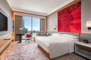 Postel nebo postele na pokoji v ubytování Sheraton Saigon Grand Opera Hotel