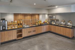 una cocina con una encimera con aasteryasteryasteryasteryasteryasteryasteryasteryasteryasteryasteryastery en City Express by Marriott Tapachula, en Tapachula