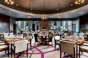 un gran comedor con mesas y sillas en Sheraton Toronto Airport Hotel & Conference Centre, en Toronto