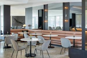 um restaurante com mesas e cadeiras e um balcão em AC Hotel Miami Wynwood em Miami