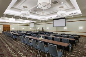einen Konferenzraum mit Tischen, Stühlen und einem Podium in der Unterkunft Residence Inn Arlington Capital View in Arlington