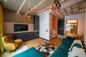 een woonkamer met een bank en een tafel bij Luxury Apartment 1984 in Bjelašnica