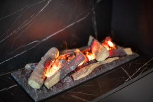 een vuur in een oven met wat voedsel erop bij Luxury Apartment 1984 in Bjelašnica