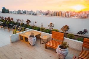 balcón con bancos, mesa y sillas en Dpto de Ensueño Lince, en Lima